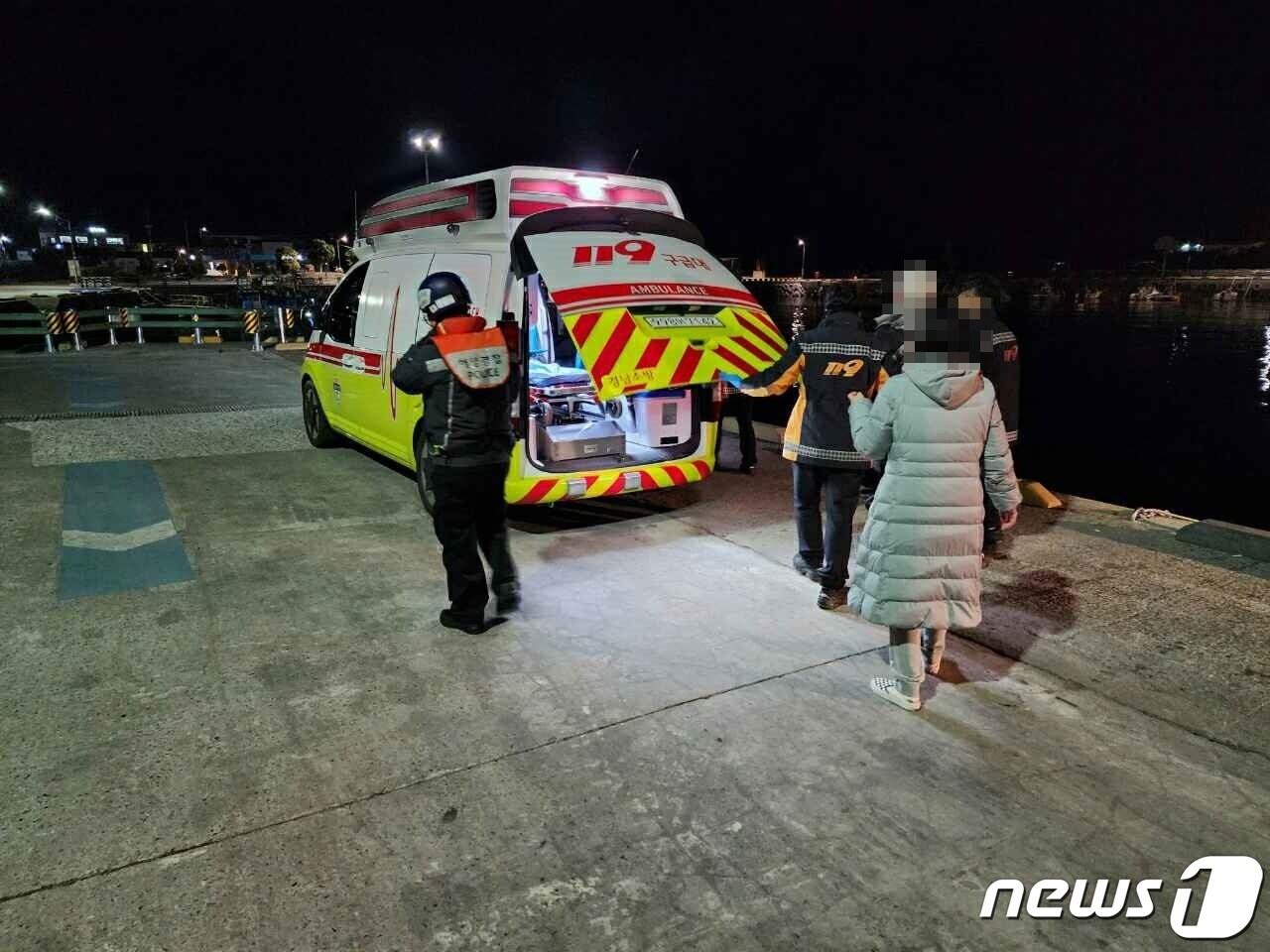 본문 이미지 - 바다에 빠졌다 자력으로 나온 부상자를 이송 중인 119&#40;사천해경 제공&#41;.