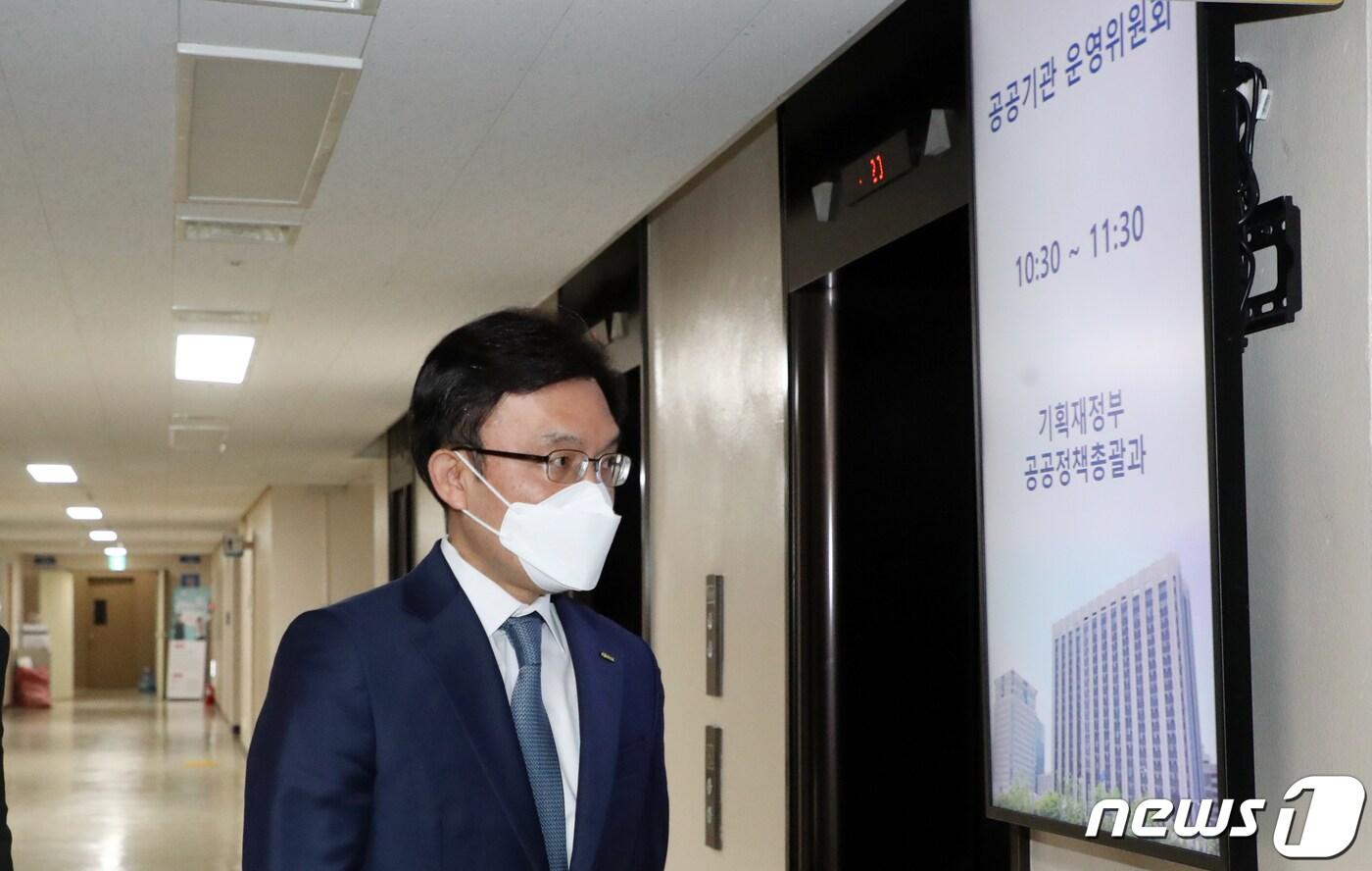 나희승 코레일 사장이 27일 오전 서울 종로구 세종대로 정부서울청사에서 열린 기획재정부 공공기관운영위원회에 참석하고 있다. 이날 공공기관운영위원회 참석자들은 잇따라 발생한 철도사고의 책임을 물어 전 정권에서 임명된 나희승 사장에 대한 해임안을 심의했다. 2023.2.27/뉴스1 ⓒ News1 김명섭 기자