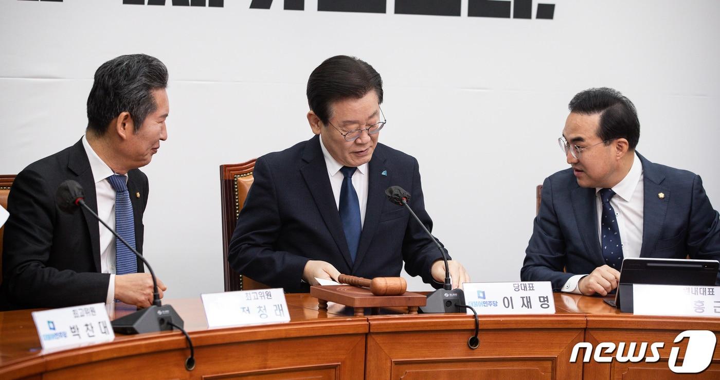 본문 이미지 - 2023년 2월 27일 당시 이재명 더불어민주당 대표(가운데)가 박홍근 원내대표(오른쪽), 정청래 최고위원과 함께 최고위원회의에서 대화하고 있는 모습. 2023.2.27/뉴스1 ⓒ News1 유승관 기자