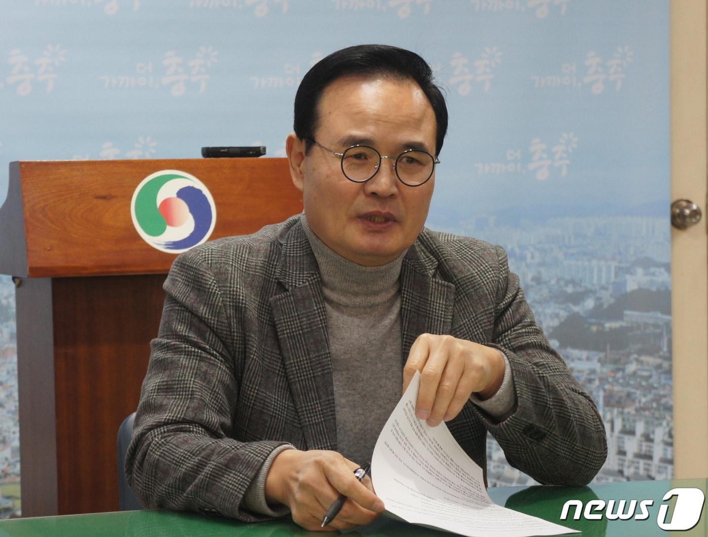 본문 이미지 - 27일 맹정섭 전 민주당 충북 충주지역위원장이 충주시청서 기자회견을 열고 건국대 충주병원에 즉시 심뇌혈관센터를 건립해야 한다고 촉구하고 있다.2023.2.27/뉴스1
