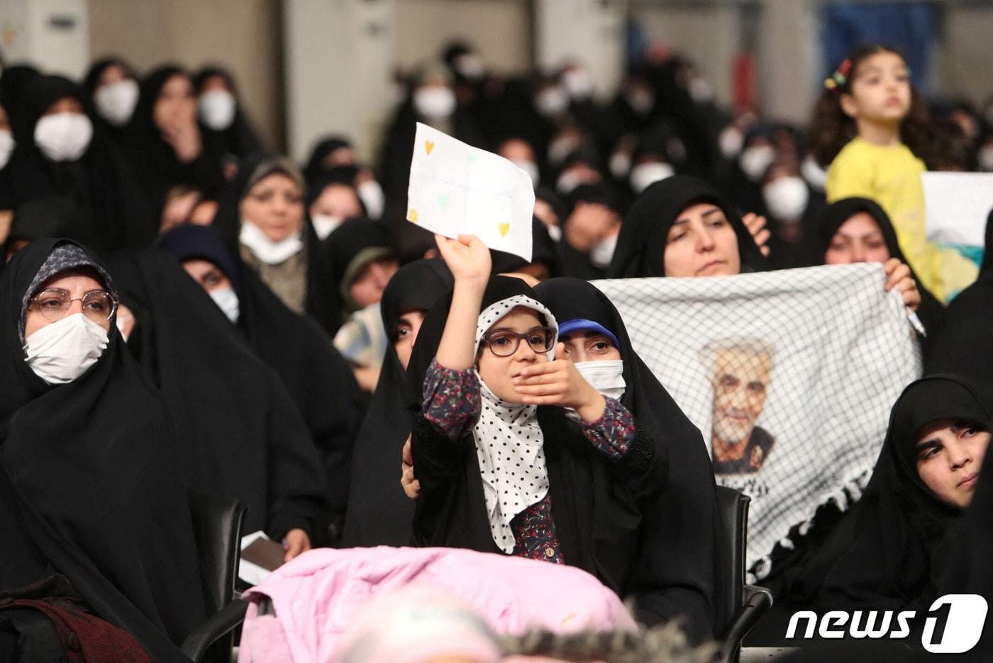 이란, 반정부 시위에 환율 위기까지…