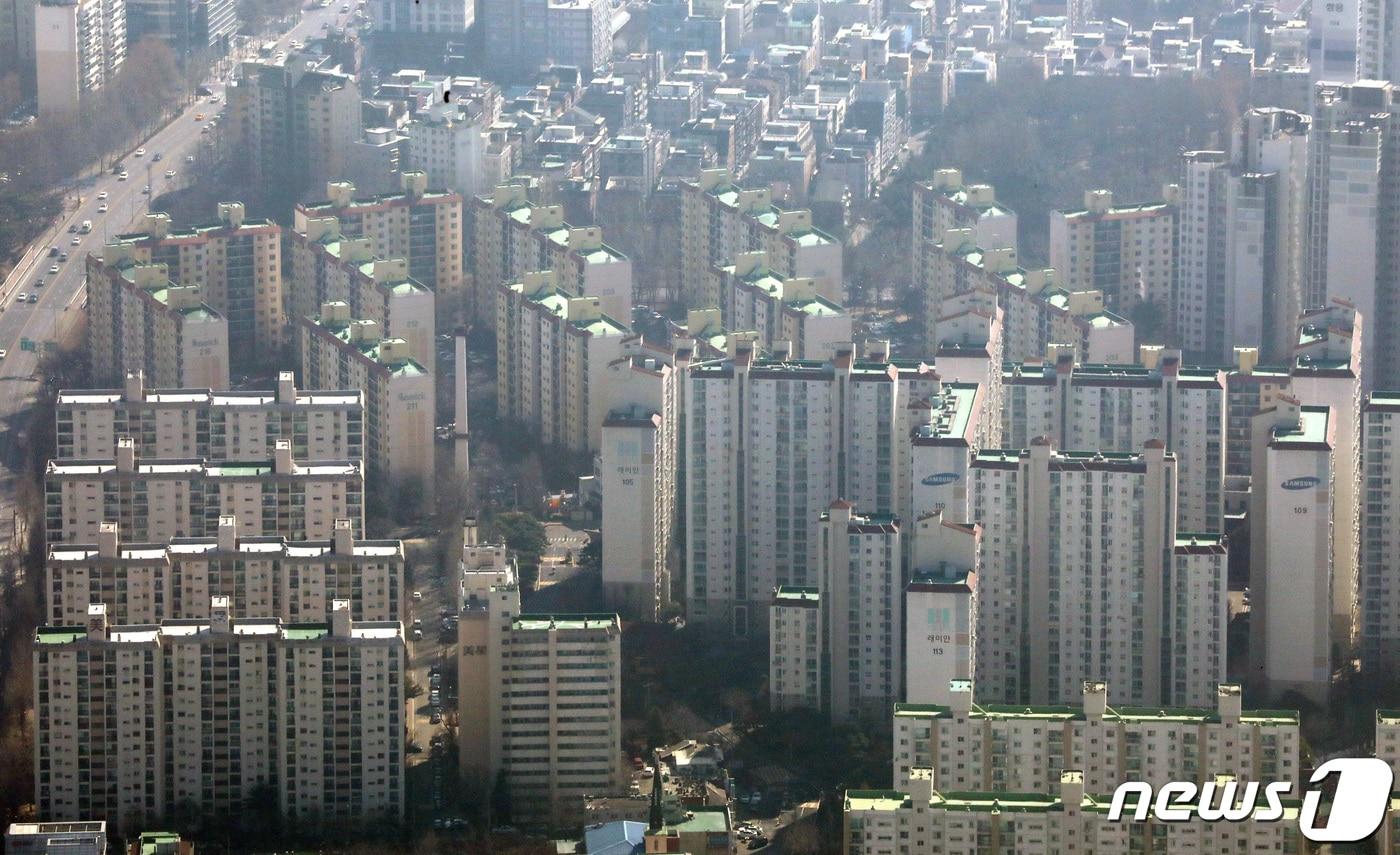 본문 이미지 - 도심 아파트 단지 모습.(자료사진) 2023.2.27/뉴스1 ⓒ News1 임세영 기자