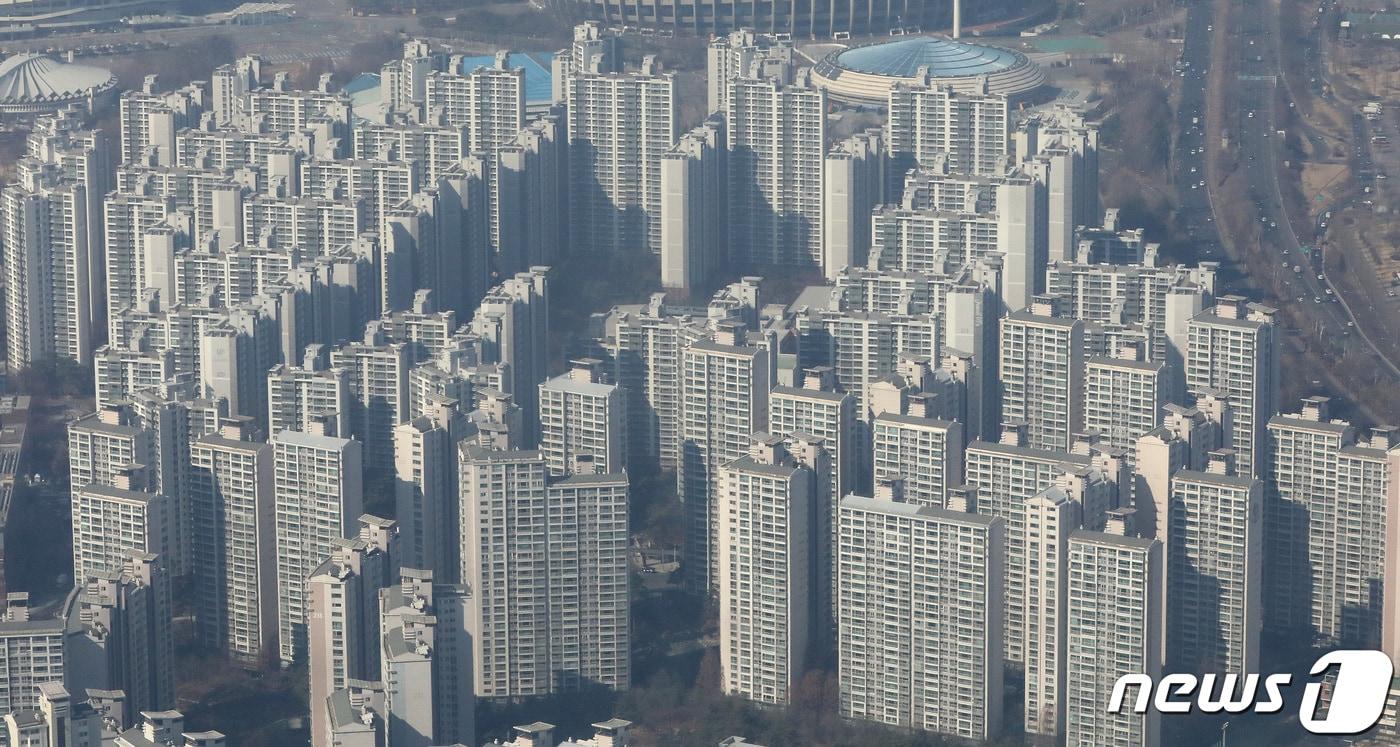 사진은 27일 서울 송파구 롯데월드타워 전망대 서울스카이에서 바라본 아파트 모습. 2023.2.27/뉴스1 ⓒ News1 임세영 기자