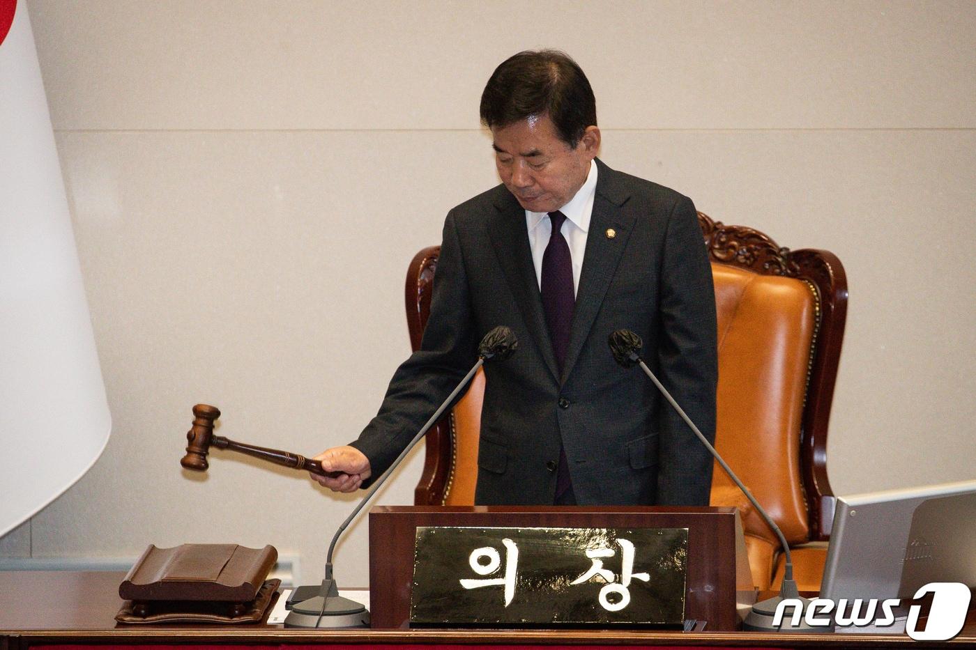 본문 이미지 - 김진표 국회의장이 27일 서울 여의도 국회에서 열린 제403회 국회(임시회) 제8차 본회의에서 의사봉을 두드리고 있다. 2023.2.27/뉴스1 ⓒ News1 유승관 기자
