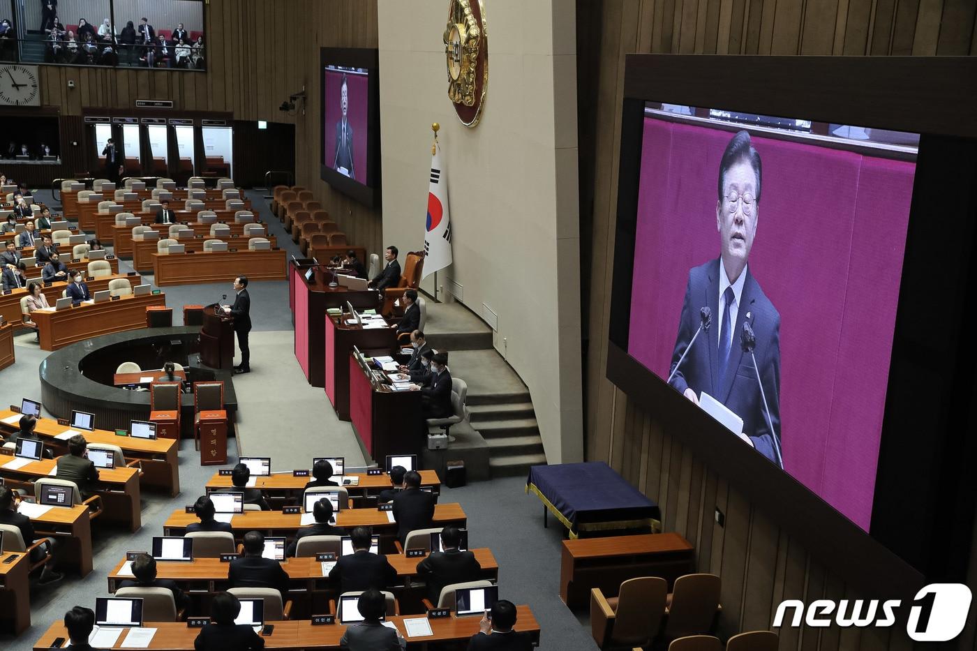 이재명 더불어민주당 대표가 27일 오후 서울 여의도 국회에서 열린 제403회 국회(임시회) 제8차 본회의에서 자신의 체포동의안에 대한 신상 발언을 하고 있다. 2023.2.27/뉴스1 ⓒ News1 이재명 기자