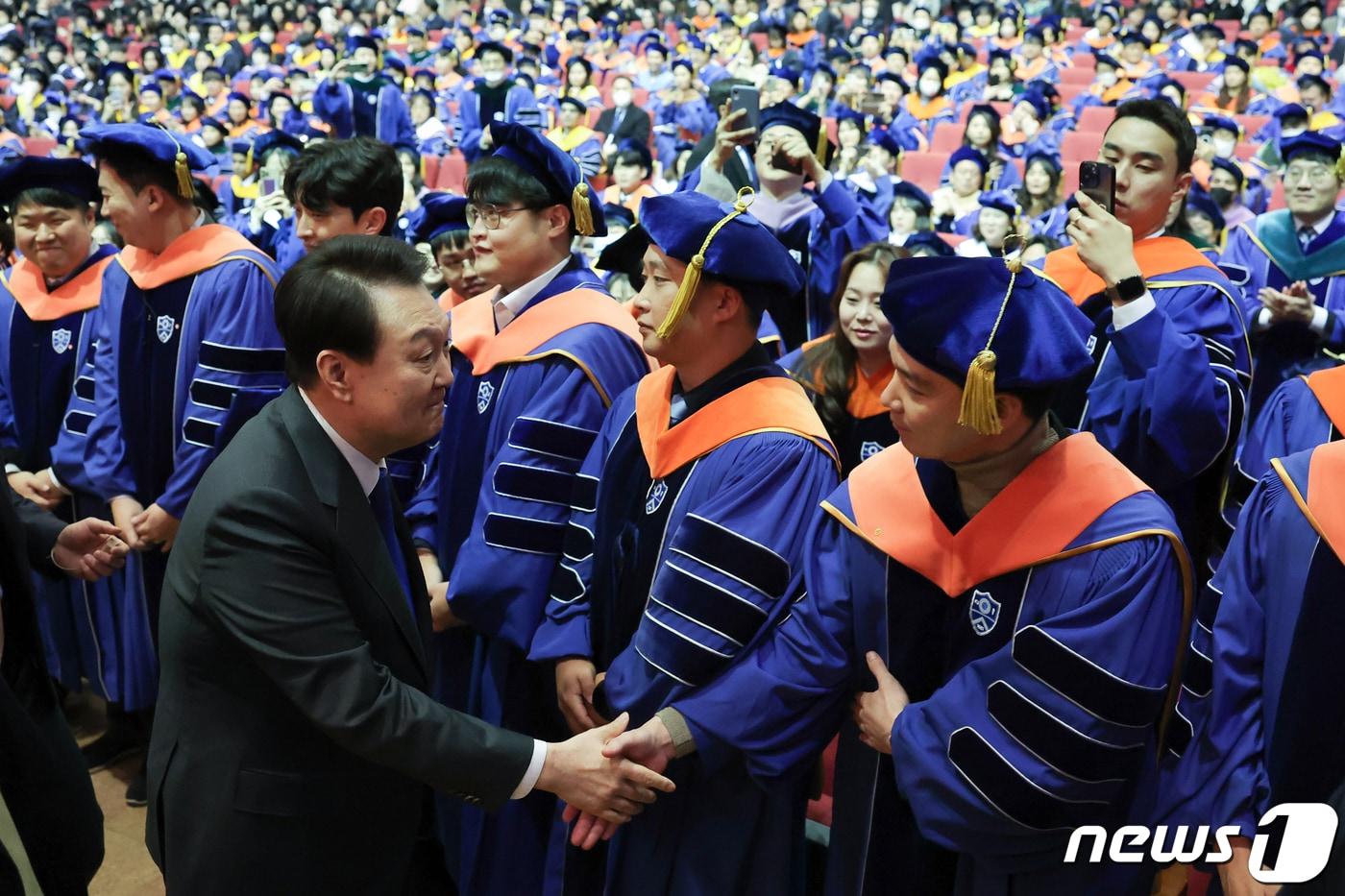 윤석열 대통령이 27일 서울 서대문구 연세대학교에서 열린 2023년 2월 학위수여식에서 졸업생들과 악수를 나누고 있다. (대통령실 제공) 2023.2.27/뉴스1 ⓒ News1 오대일 기자