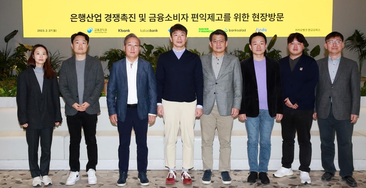본문 이미지 - (왼쪽부터) 핀다 이혜민 대표, 토스뱅크 홍민택 대표, 카카오뱅크 윤호영 대표, 이복현 금융감독원장, 케이뱅크 서호성 대표, 네이버파이낸셜 박상진 대표, 뱅크샐러드 김태훈 대표, 금융감독원 김영주 부원장보.(금융감독원 제공)