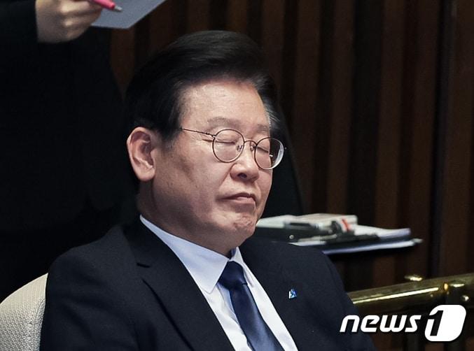 본문 이미지 - 이재명 더불어민주당 대표가 27일 오후 서울 여의도 국회에서 열린 제403회 국회(임시회) 제8차 본회의에서 잠시 눈을 감고 있다. ⓒ News1 이재명 기자