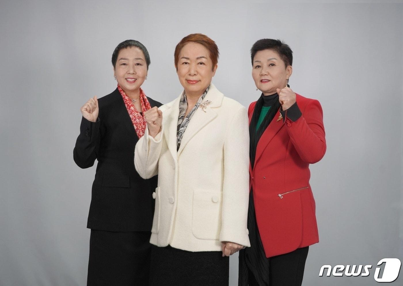 본문 이미지 - 대한간호협회 제39대 회장단. 사진 가운데 김영경 신임회장. 