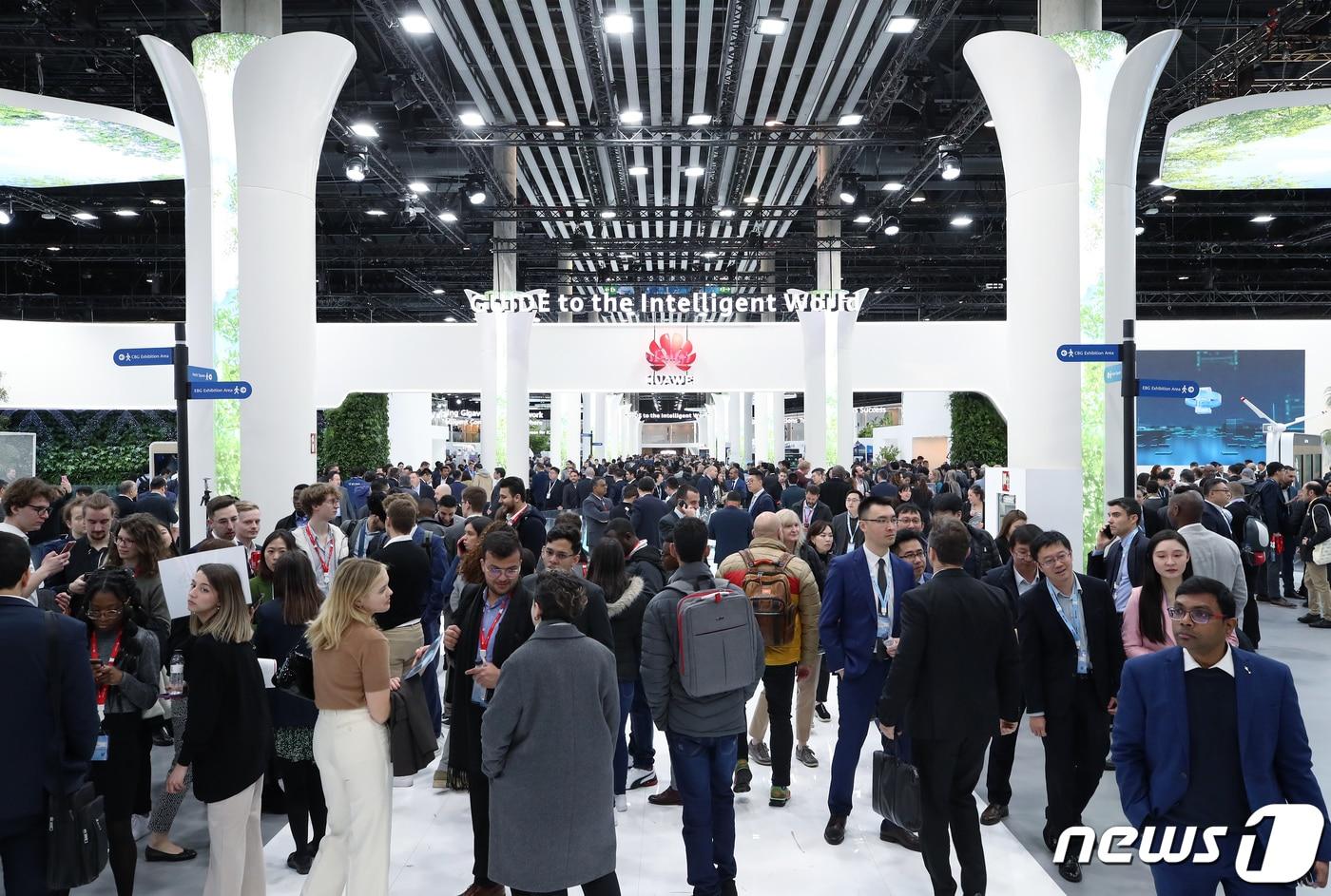 본문 이미지 - 세계 최대 이동통신 전시회 '모바일월드콩그레스'(MWC 2023) 개막 첫날인 27일 오후(현지시간) 스페인 바르셀로나 피라 그란 비아 전시장 화웨이 부스에 참관객들이 오가고 있다. 이번 MWC에서는 인공지능(AI) 로봇 등 통신사들의 탈통신 행보와 더불어 망 사용료가 최대 화두가 될 전망이다. 2023.2.27/뉴스1 ⓒ News1 박정호 기자