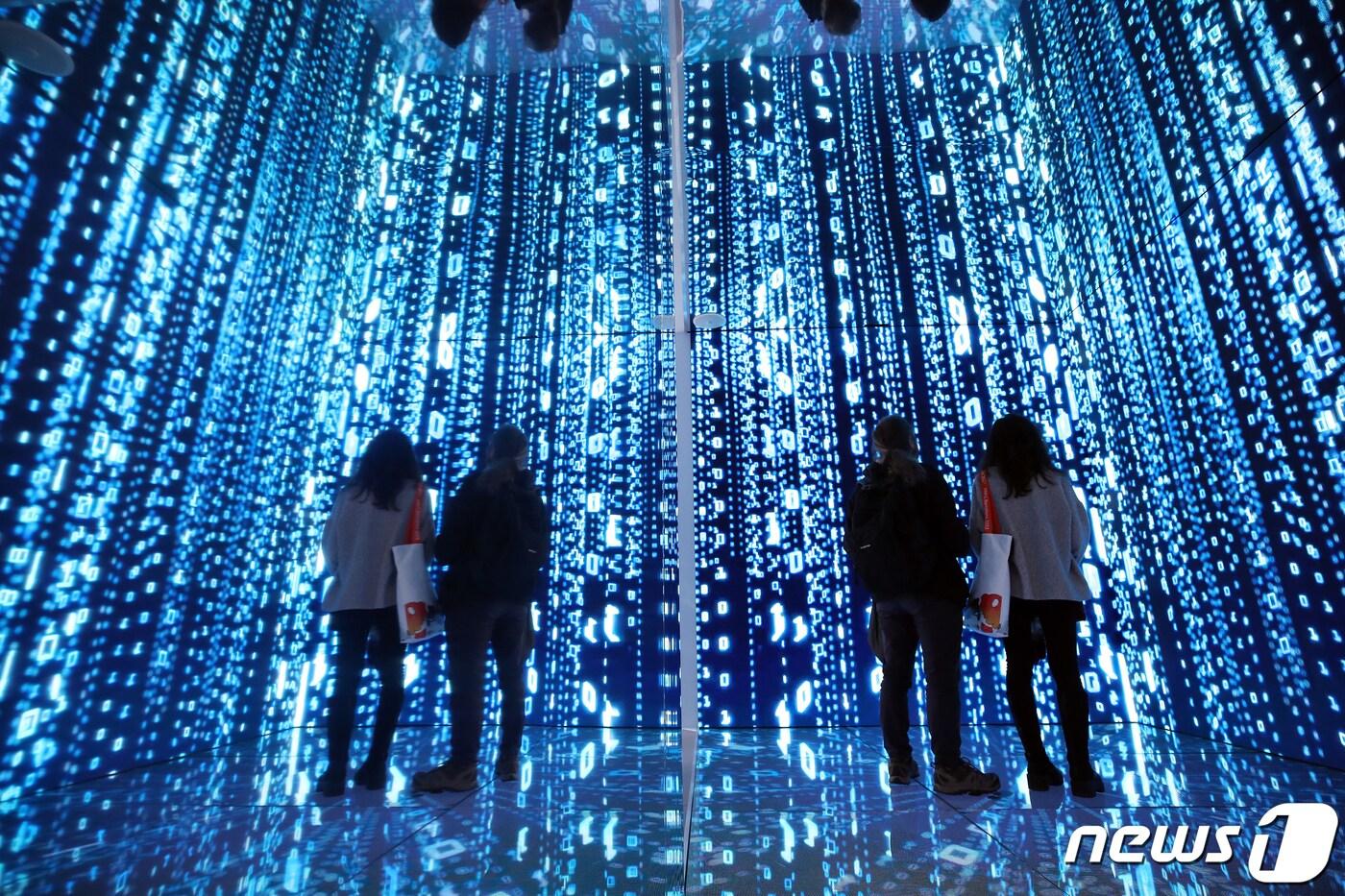 세계 최대 이동통신 전시회 '모바일월드콩그레스'(MWC 2023) 개막 첫날인 27일 오후(현지시간) 스페인 바르셀로나 피라 그란 비아 전시장 내 KT 전시 부스를 찾은 참관객들이 디지코 KT를 체험하고 있다. 이번 MWC에서는 인공지능(AI) 로봇 등 통신사들의 탈통신 행보와 더불어 망 사용료가 최대 화두가 됐다. 2023.2.28/뉴스1 ⓒ News1 박정호 기자