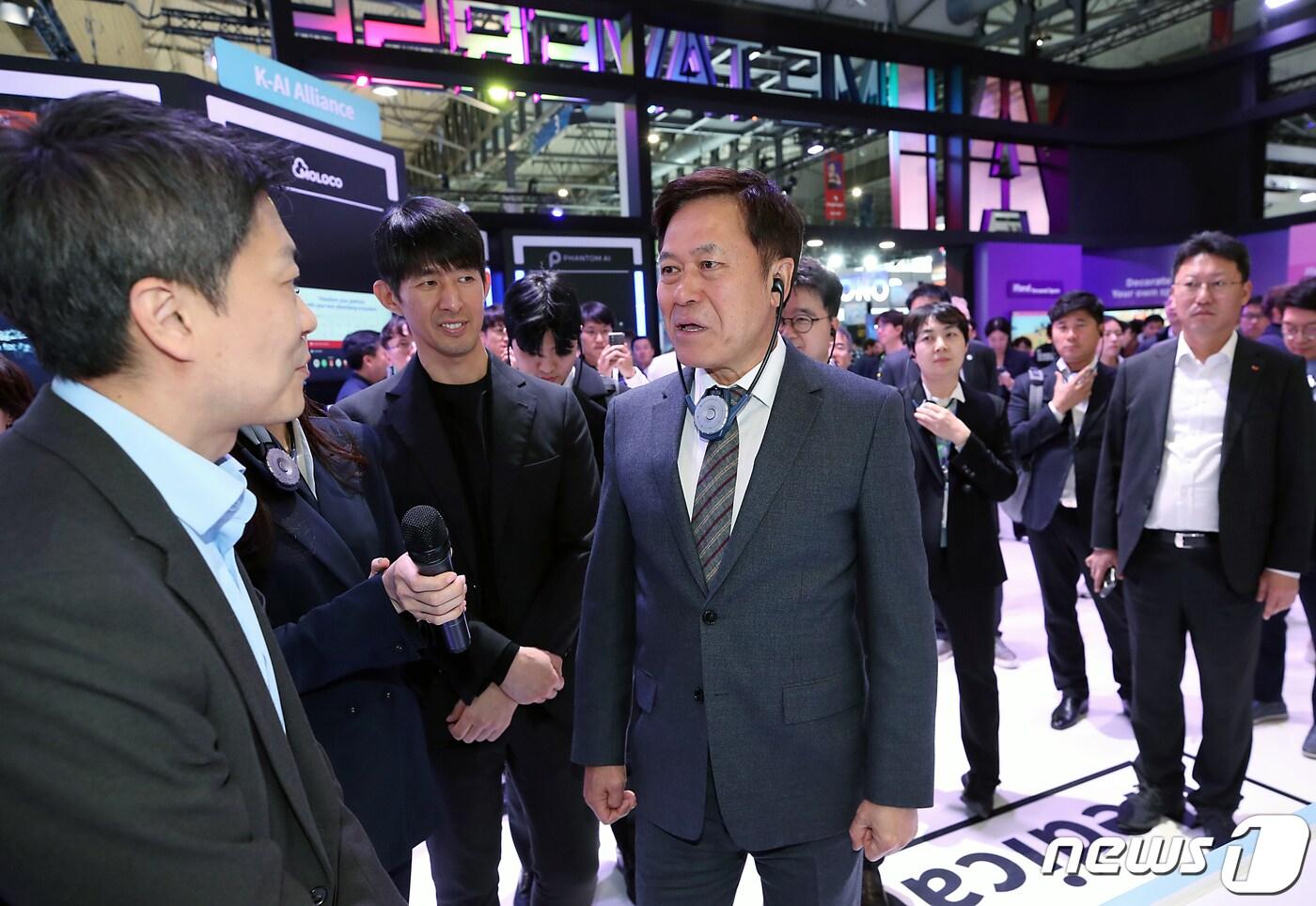 본문 이미지 - 박정호 SK 부회장이 세계 최대 이동통신 전시회 '모바일월드콩그레스'(MWC 2023) 개막 첫날인 27일 오후(현지시간) 스페인 바르셀로나 피라 그란 비아 전시장 내 SKT 전시 부스를 둘러보고 있다. 2023.2.28/뉴스1 ⓒ News1 박정호 기자