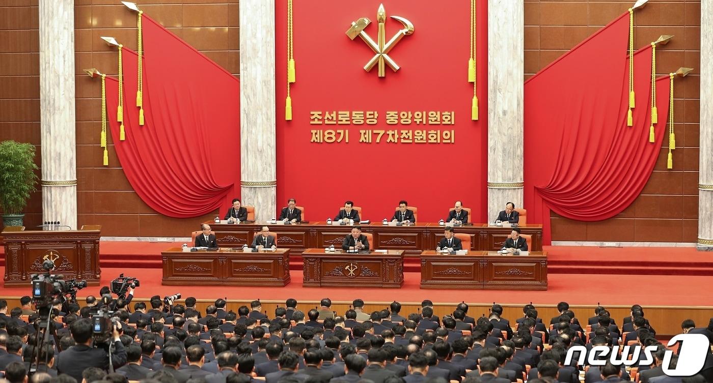 본문 이미지 - (평양 노동신문=뉴스1) = 지난 달 27일 북한 노동당 중앙위원회 제8기 제7차 전원회의 확대회의 2일 회의가 진행됐다. [국내에서만 사용가능. 재배포 금지. DB 금지. For Use Only in the Republic of Korea. Redistribution Prohibited] rodongphoto@news1.kr