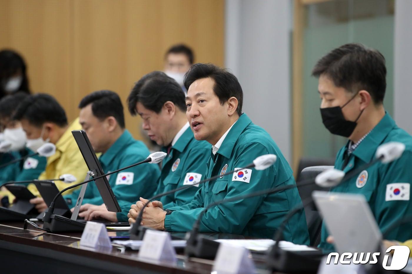 오세훈 서울시장이 서울 중구 서울시청에서 지난 2월28일 열린 '시민안전 시·자치구 구청장 회의'에 참석해 모두발언하고 있다. /뉴스1 ⓒ News1 이승배 기자