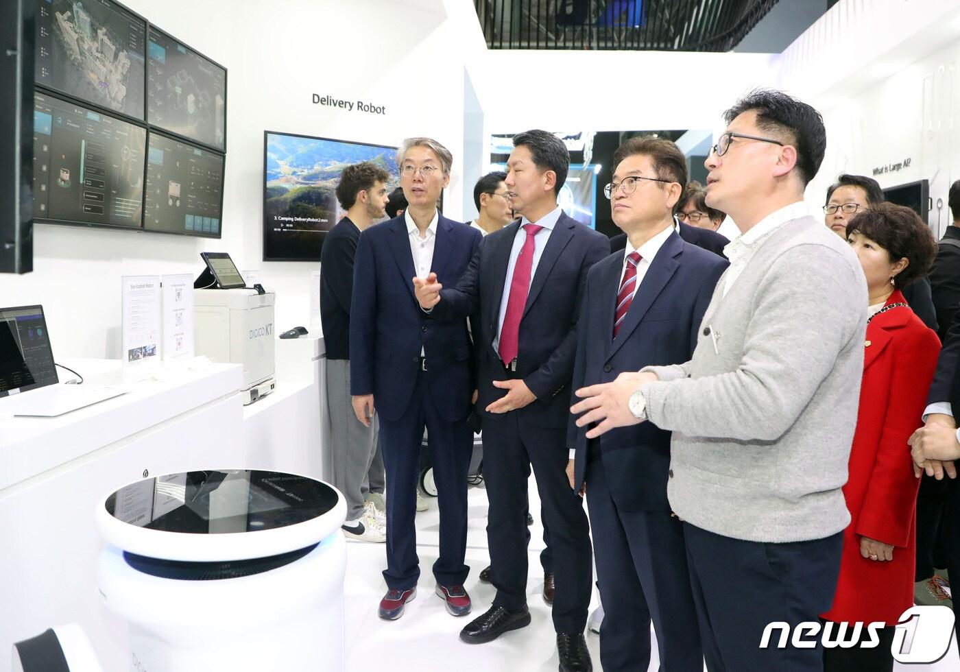 이철우 경북도지사와 김장호 구미시장이 지난 2023년 2월27일&#40;현지시간&#41; 스페인 바르셀로나에서 열린 세계 최대 모바일 기술 박람회 ‘모바일 월드 콩그레스&#40;MWC 2023&#41;’ KT 부스를 관람하고 있다. 2023.2.28/뉴스1 ⓒ News1 사진공동취재단