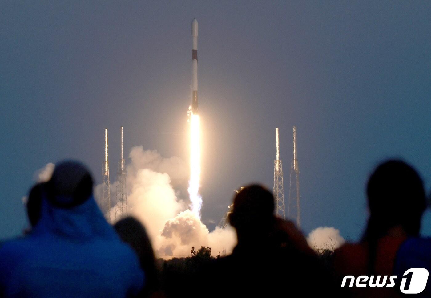 27일 (현지시간) 플로리다주 케이프 커네버럴 우주군 기지의 40번 발사대에서 고도 230마일의 궤도에 배치될 스타링크 V2 미니 위성을 탑재한 민간 우주업체 스페이스 X의 팰콘 9 로켓이 발사되는 모습을 사람들이 지켜 보고 있다. ⓒ AFP=뉴스1 ⓒ News1 우동명 기자