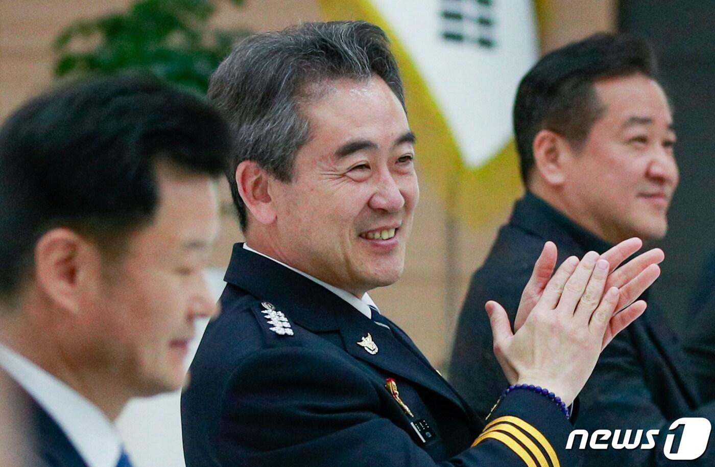 본문 이미지 - 윤희근 경찰청장이 28일 서울 마포구 광역수사단에서 열린 특진 임용식에 참석해 임용 대상자들과 가족들의 소감을 들으며 손뼉치고 있다. 2023.2.28/뉴스1 ⓒ News1 안은나 기자