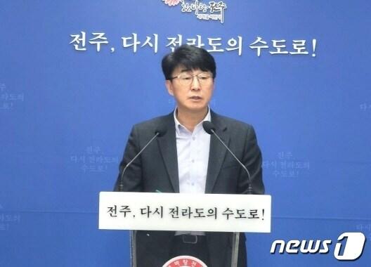 본문 이미지 - 배희곤 도시건설안전국장이 28일 시청 기자실에서 신년브리핑을 갖고 올해 도시·건설·안전분야 5대 시책을 발표하고 있다.(전주시 제공) 2023.2.28/뉴스1