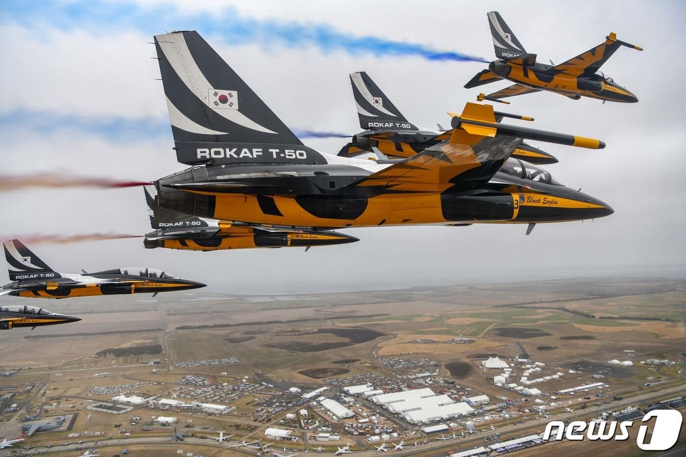 본문 이미지 - 공군 특수비행팀 블랙이글스(Black Eagles)가 28일(현지시간) ‘2023 호주 아발론 국제에어쇼’ 개막식이 열리는 아발론 공항 상공에서 단독 에어쇼를 선보이고 있다. 호주 아발론 에어쇼는 전 세계 항공우주 전문가와 국방 관련 인사, 일반 관람객이 참석하며 국제 항공우주 및 방위산업박람회도 함께 열리는 남반구 최대 에어쇼다. (공군 제공) 2023.2.28/뉴스1
