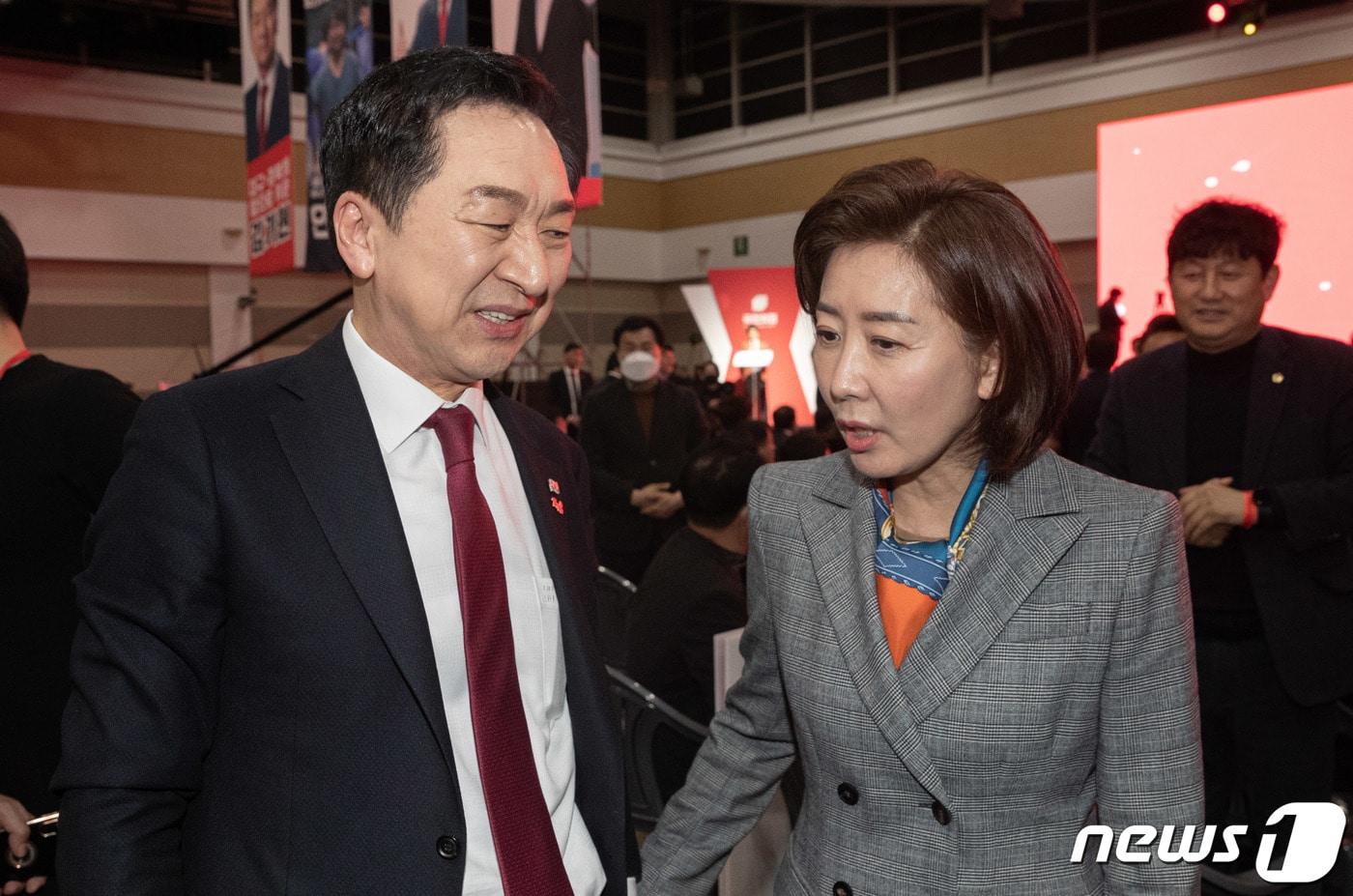 김기현 국민의힘 당대표 후보와 나경원 전 의원이 28일 오후 대구 북구 엑스코에서 열린 국민의힘 제3차 전당대회 대구·경북 합동연설회에서 대화를 하고 있다.  ⓒ News1 이재명 기자