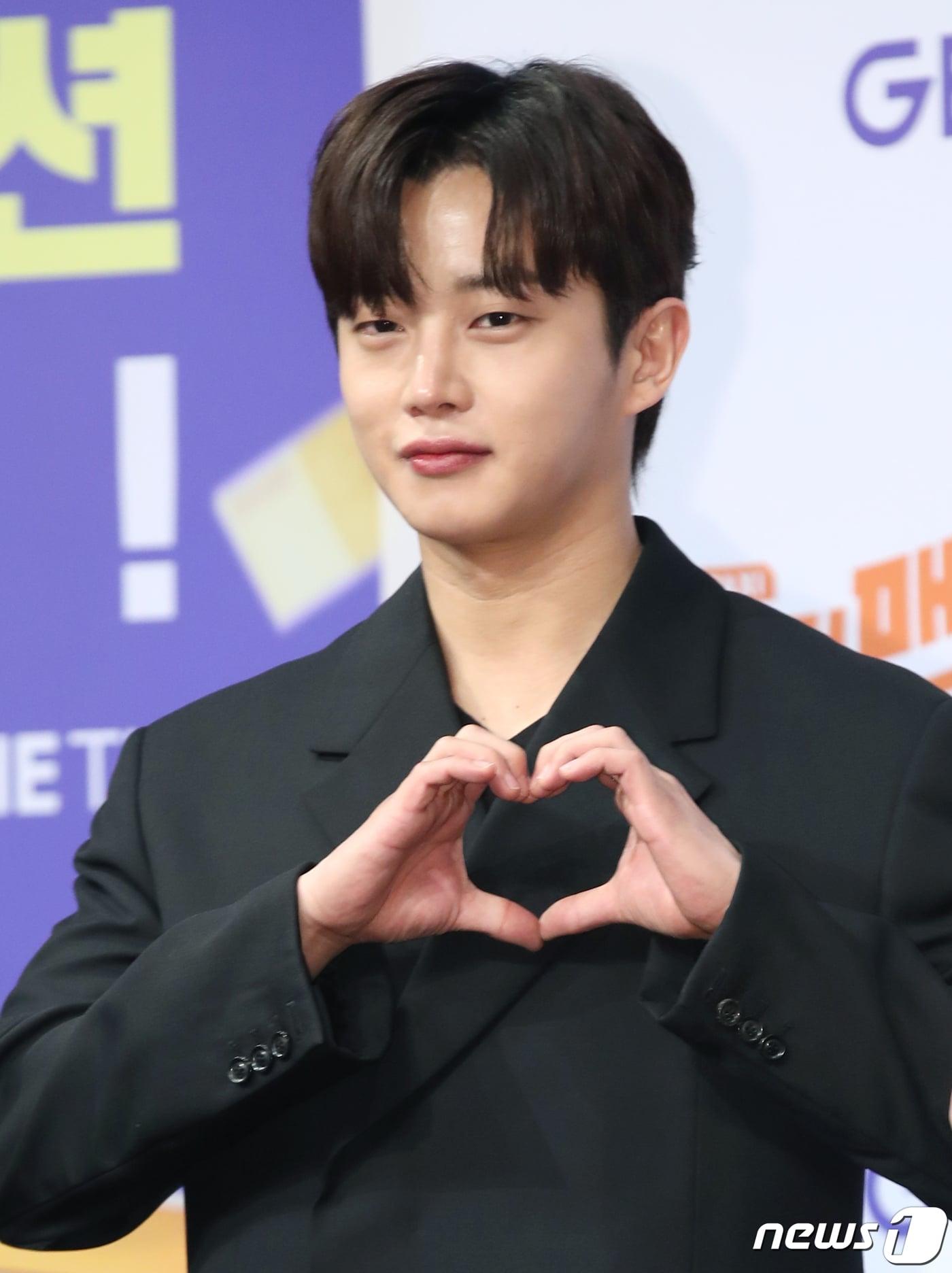 본문 이미지 - 배우 김민석이 28일 서울 구로구 디큐브시티에서 열린 지니 TV 오리지널 '딜리버리맨'(감독 강솔, 박대희) 제작발표회에서 포즈를 취하고 있다. '딜리버리맨'은 생계형 택시 기사 서영민(윤찬영 분)과 기억상실 영혼 강지현(방민아 분)이 펼치는 저세상 하이텐션 수사극이다. 2023.2.28/뉴스1 ⓒ News1 권현진 기자