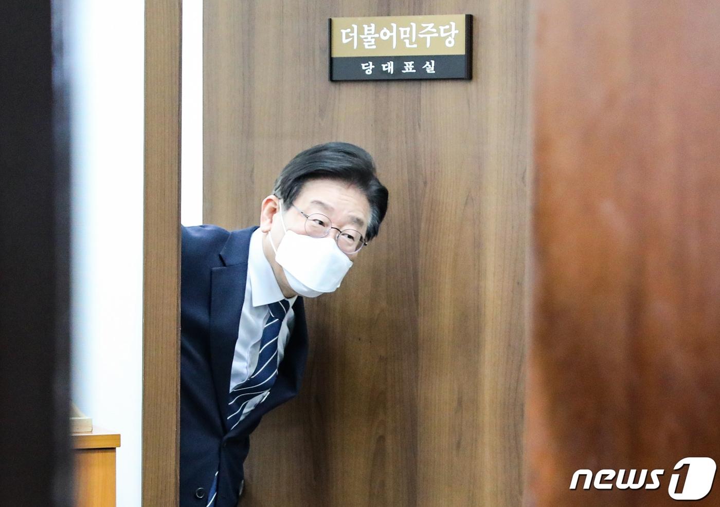 본문 이미지 - 이재명 더불어민주당 대표가 28일 오후 서울 여의도 국회 당대표실 문을 열고 고개를 내밀고 있다. 2023.2.28/뉴스1 ⓒ News1 허경 기자
