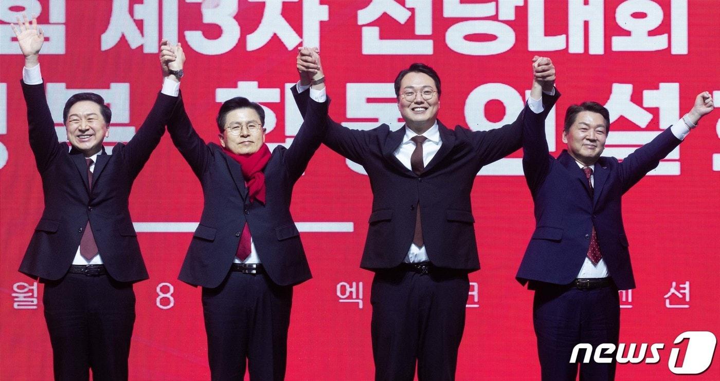 본문 이미지 - 국민의힘 김기현(왼쪽부터), 황교안, 천하람, 안철수 당대표 후보가 28일 오후 대구 북구 엑스코에서 열린 국민의힘 제3차 전당대회 대구·경북 합동연설회에서 기념 촬영을 하고 있다. 2023.2.28/뉴스1 ⓒ News1 이재명 기자