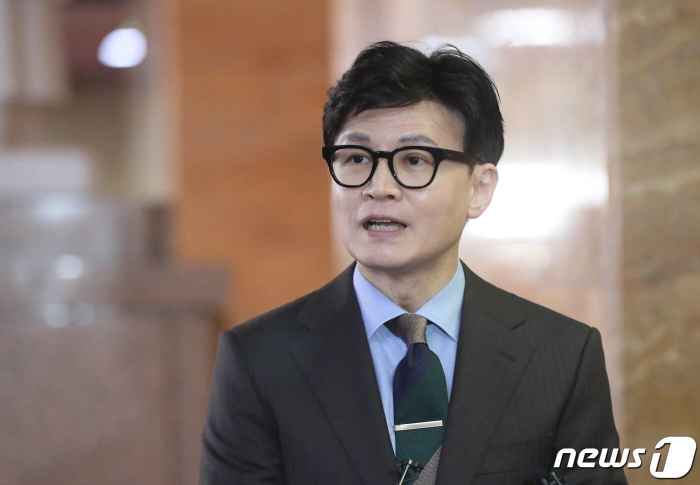 한동훈 법무부 장관이 28일 오후 서울 여의도 국회에서 열린 중대 민생침해 금융범죄 대응방안 및 금융완화대책 민·당·정협의회에 참석하기 앞서 취재진의 질의에 답하고 있다. 2023.2.28/뉴스1 ⓒ News1 허경 기자