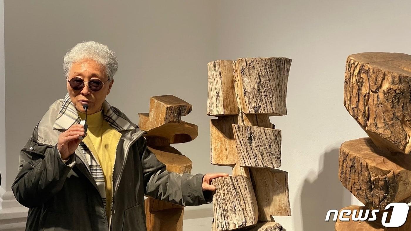 본문 이미지 -  김윤신 작가가 2월27일 서울시립 남서울미술관에서 열린 개인전에서 자신의 작품에 대해 설명하는 모습. 2023.2.27/뉴스1 ⓒ 뉴스1 김일창 기자