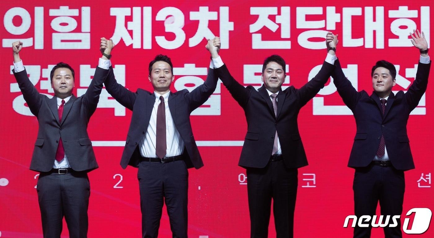 본문 이미지 - 국민의힘 장예찬(왼쪽부터), 이기인, 김가람, 김정식 청년 최고위원 후보가 28일 오후 대구 북구 엑스코에서 열린 국민의힘 제3차 전당대회 대구·경북 합동연설회에서 기념 촬영을 하고 있다. 2023.2.28/뉴스1 ⓒ News1 이재명 기자