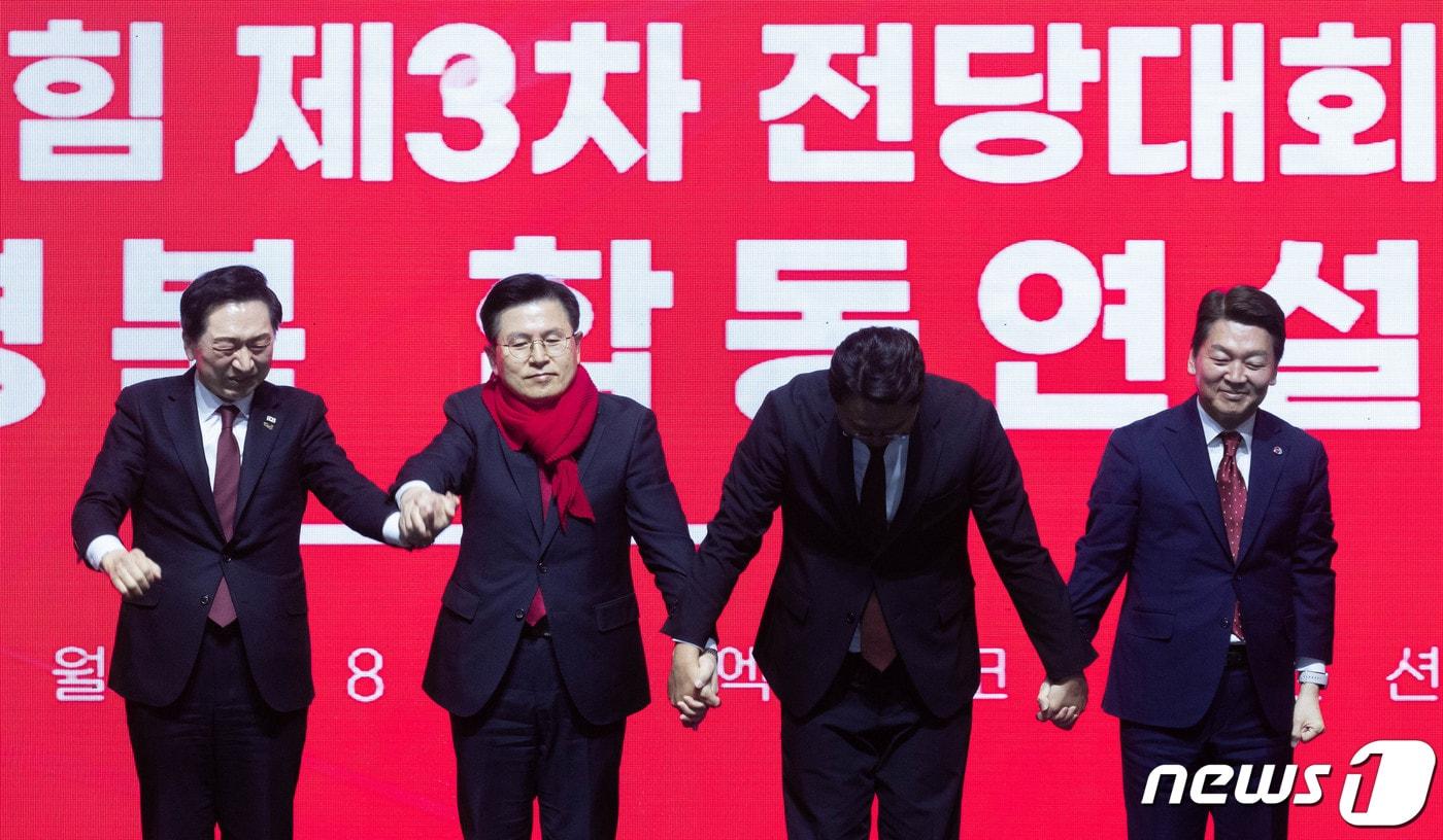 본문 이미지 - 국민의힘 김기현(왼쪽부터), 황교안, 천하람, 안철수 당대표 후보가 28일 오후 대구 북구 엑스코에서 열린 국민의힘 제3차 전당대회 대구·경북 합동연설회에서 기념 촬영을 마친 후 당원들에게 인사하고 있다. 2023.2.28/뉴스1 ⓒ News1 이재명 기자