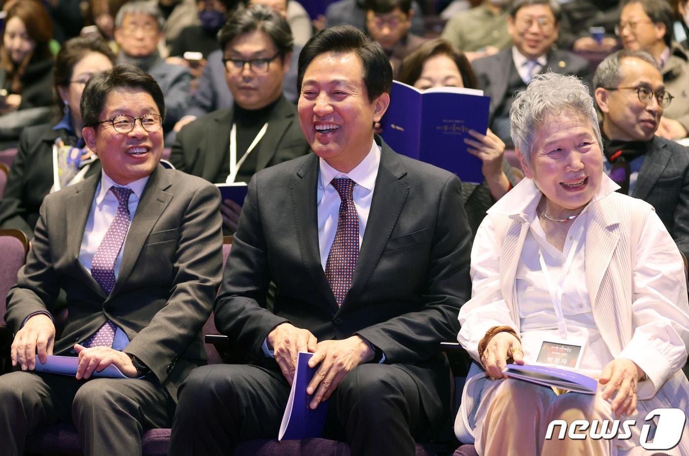 본문 이미지 - 오세훈 서울시장이 28일 오후 서울 종로구 동숭동 서울문화재단 대학로극장 쿼드에서 열린 ‘제1회 서울예술상’ 시상식에 참석해 이창기 서울문화재단 대표이사(왼쪽), 연극배우 박정자(오른쪽)와 웃으며 대화를 나누고 있다. 2023.2.28/뉴스1 ⓒ News1 김진환 기자
