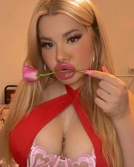 본문 이미지 - 마릴린 먼로처럼 되기 위해 성형수술에 수천만원을 들인 영국 인플루언서 돌리 스미스. (돌리 스미스 인스타그램 갈무리)