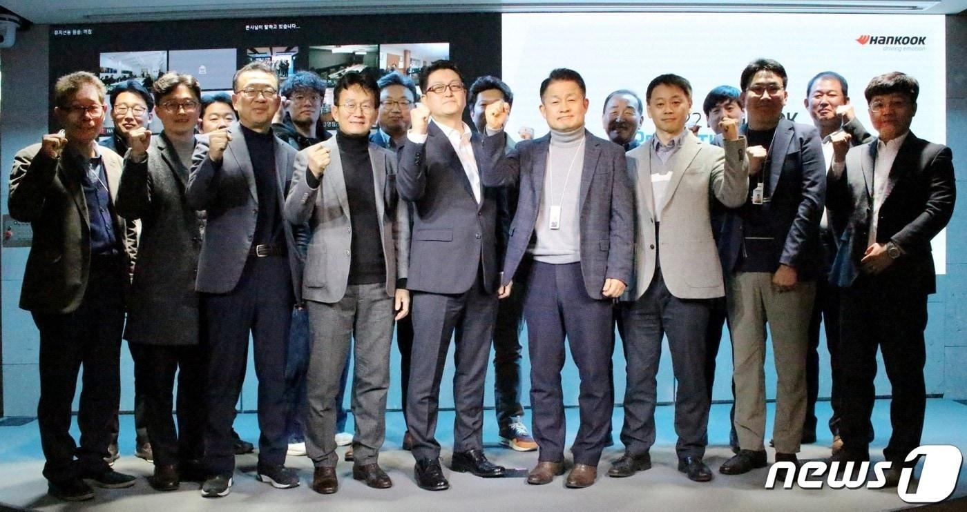 본문 이미지 - 28일 경기 성남시 판교에 위치한 테크노플렉스에서 열린 ‘프로액티브 어워드’에서 이수일 한국타이어앤테크놀로지 대표이사(오른쪽 네번째)와 수상자들이 기념촬영을 하고 있다. (한국타이어 제공) /뉴스1