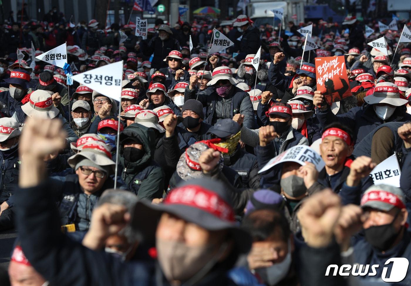 본문 이미지 - 서울 숭례문에서 열린 건설노조 탄압 규탄 민주노총 결의대회에서 참가자들이 구호를 외치고 있다. 이들은 윤석열 정부가 '건폭(건설노조 폭력배)'이라며 노조 탄압을 할 것이 아니라 건설안전특별법을 제정해 안전대책을 마련할 것을 촉구했다. 2023.2.28/뉴스1 ⓒ News1 신웅수 기자