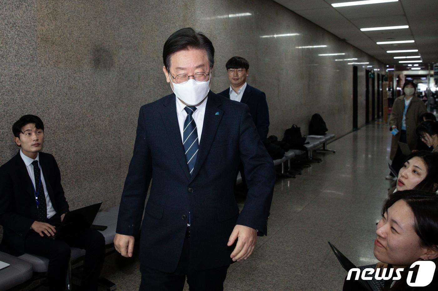 본문 이미지 - 이재명 더불어민주당 대표가 28일 비공개 고위전략회의 참석차 서울 여의도 국회 당대표실로 들어서고 있다. 2023.2.28/뉴스1 ⓒ News1 유승관 기자