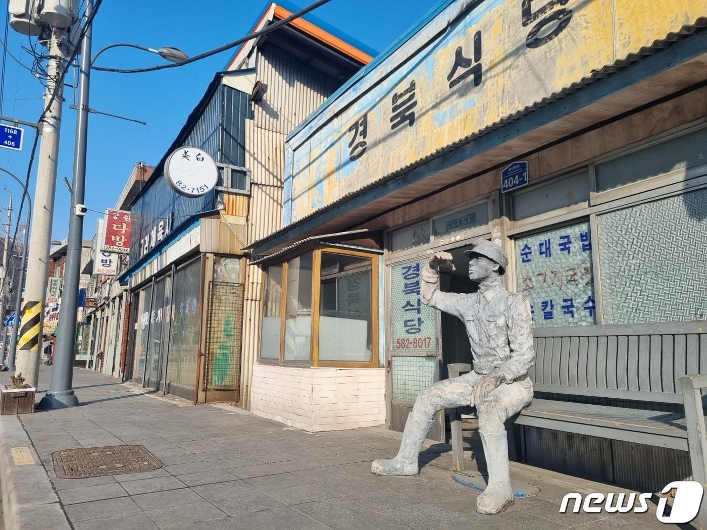 본문 이미지 - 석탄산업 활황기 인구만 4만명이 넘었던 강원 태백 철암동. 현재는 광부와 상인들이 모두 떠나고 당시를 느낄 수 있는 빈 상점들만 남아 마을 전체가 거대한 근현대사 박물관으로 변해 있다. 2023.2.28/뉴스1 윤왕근 기자