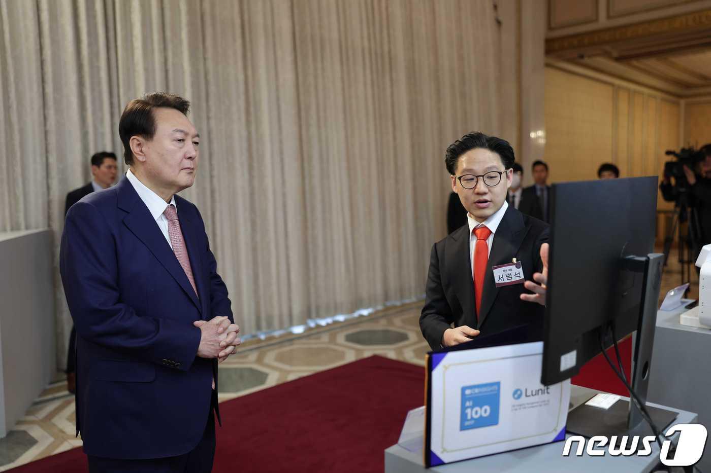 서범석 루닛 대표(오른쪽)가 윤석열 대통령 주재 '바이오헬스 신시장 창출 전략회의'에 참석해 유방촬영술 AI 영상분석 솔루션 '루닛 인사이트 MMG'를 시연하고 있다/루닛 제공