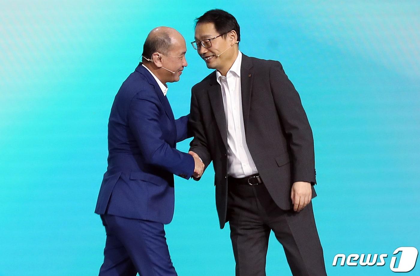 본문 이미지 - 구현모 KT 대표가 세계 최대 이동통신 전시회 '모바일월드콩그레스'(MWC 2023) 둘째 날인 28일 오후(현지시간) 스페인 바르셀로나 피라 그란 비아 전시장에서 '협업(Co-Creation)을 위한 시간인가?'를 주제로 기조연설을 마친 뒤 함께 연설한 위엔 콴 문 싱텔 최고경영자(CEO)와 악수를 나누고 있다. 2023.2.28/뉴스1 ⓒ News1 박정호 기자