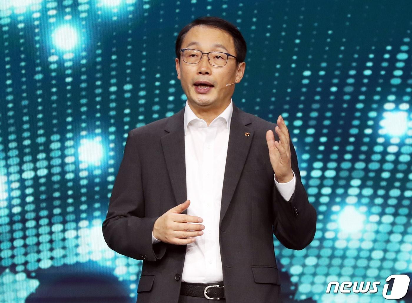 본문 이미지 - 구현모 KT 대표가 세계 최대 이동통신 전시회 &#39;모바일월드콩그레스&#39;&#40;MWC 2023&#41; 둘째 날인 28일 오후&#40;현지시간&#41; 스페인 바르셀로나 피라 그란 비아 전시장에서 &#39;협업&#40;Co-Creation&#41;을 위한 시간인가?&#39;를 주제로 기조연설을 하고 있다. 2023.2.28/뉴스1 ⓒ News1 사진공동취재단