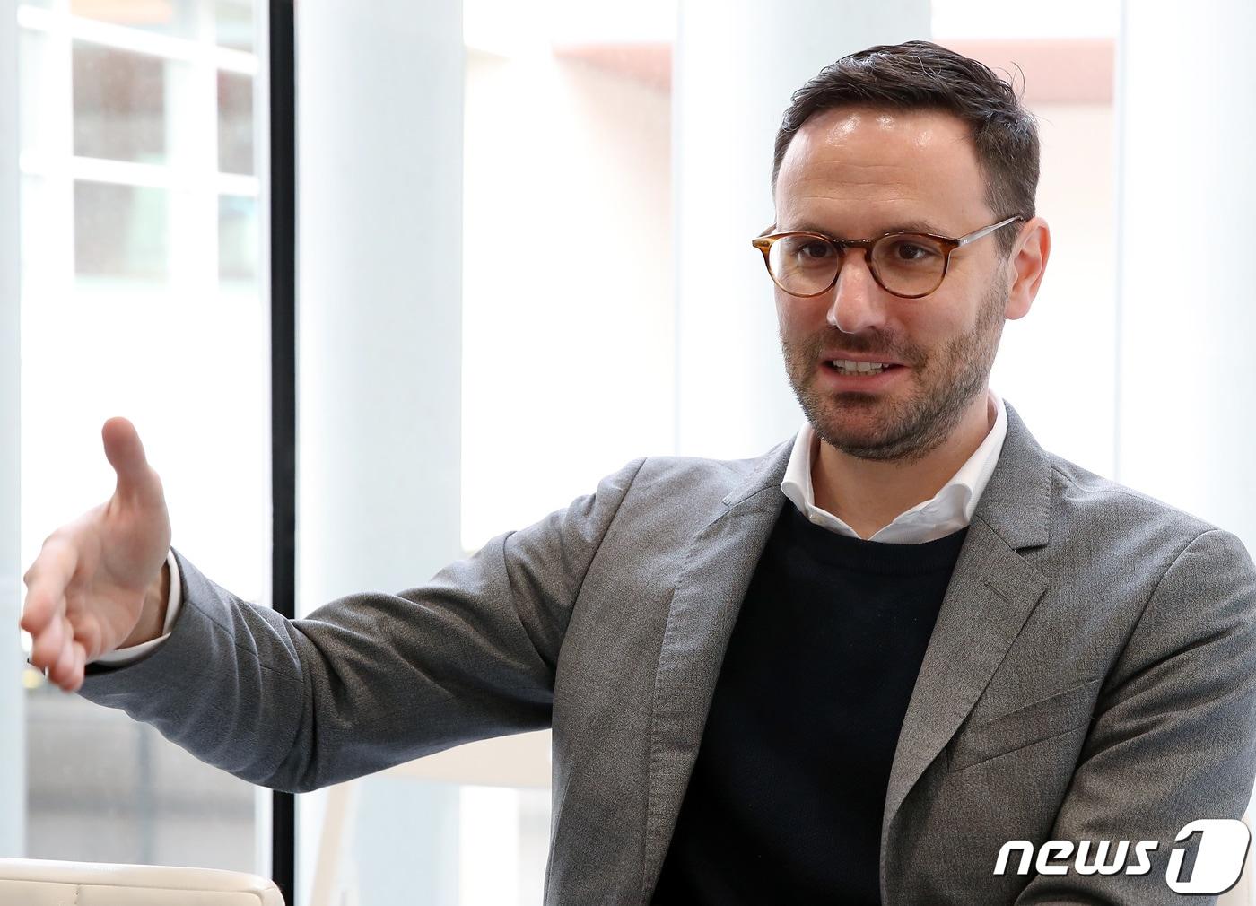 본문 이미지 - 알레산드로 그로펠리 유럽통신사업자협회(ETNO) 사무차장이 28일 오전(현지시간) 스페인 바르셀로나 피라 그란 비아 세계 최대 이동통신 전시회 '모바일월드콩그레스'(MWC 2023) 전시장에서 뉴스1과 인터뷰를 하고 있다. 2023.3.1/뉴스1 ⓒ News1 박정호 기자