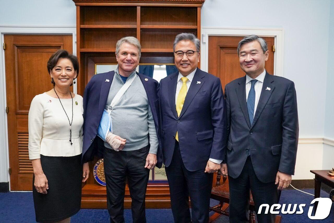 본문 이미지 - 미국을 방문 중인 박진 외교부장관이 2일(현지시간) 미 의회를 찾아 공화당 소속 마이클 매콜 하원 외교위원장과 위원인 영 김 의원과 면담을 가졌다. 사진은 왼쪽부터 영 김 의원과 맥콜 위원장, 박 장관, 조태용 주미대사.