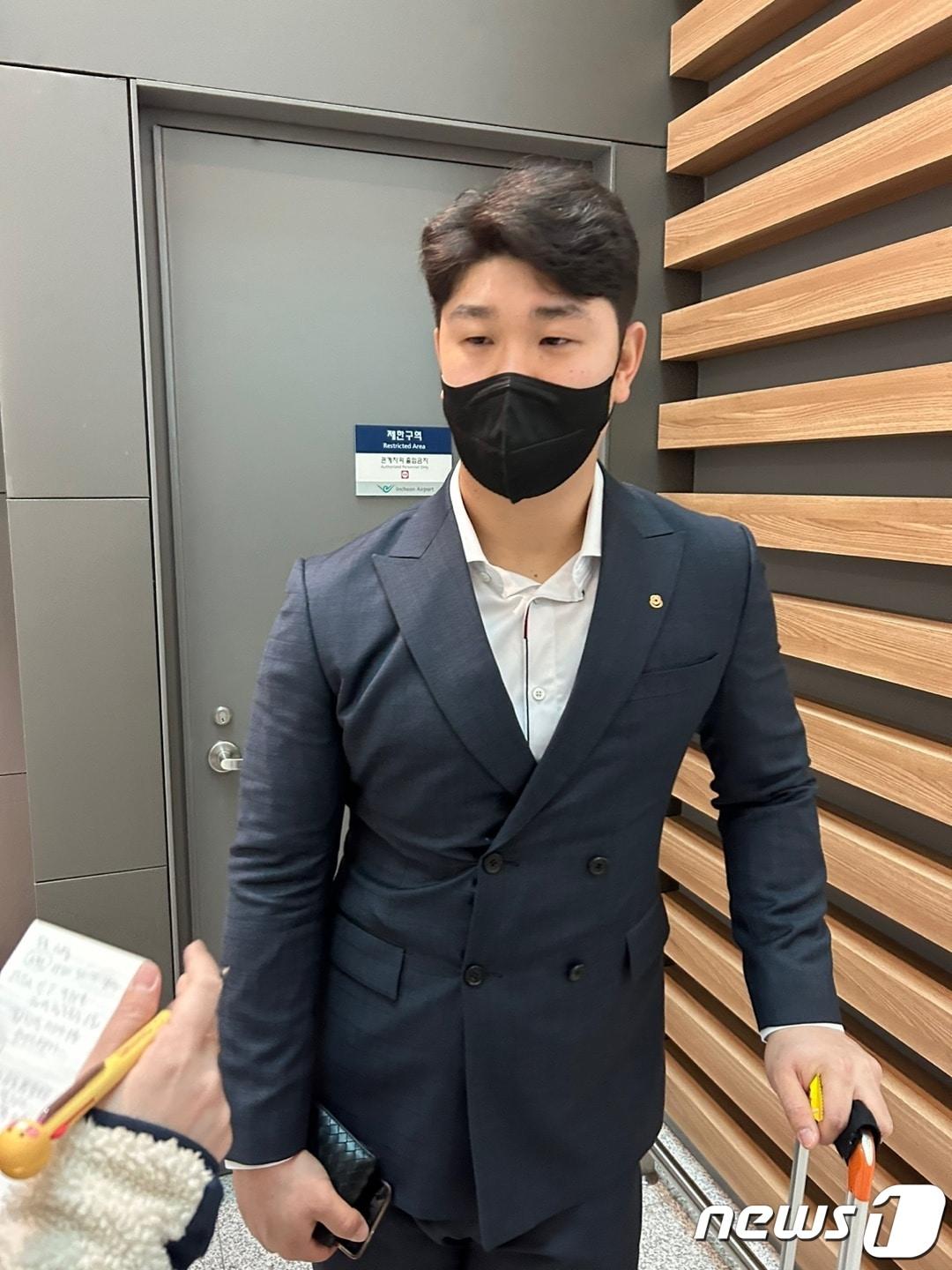 본문 이미지 - 29일 인천국제공항 2터미널에서 취재진과 인터뷰 중인 김인환 ⓒ News1 문대현 기자