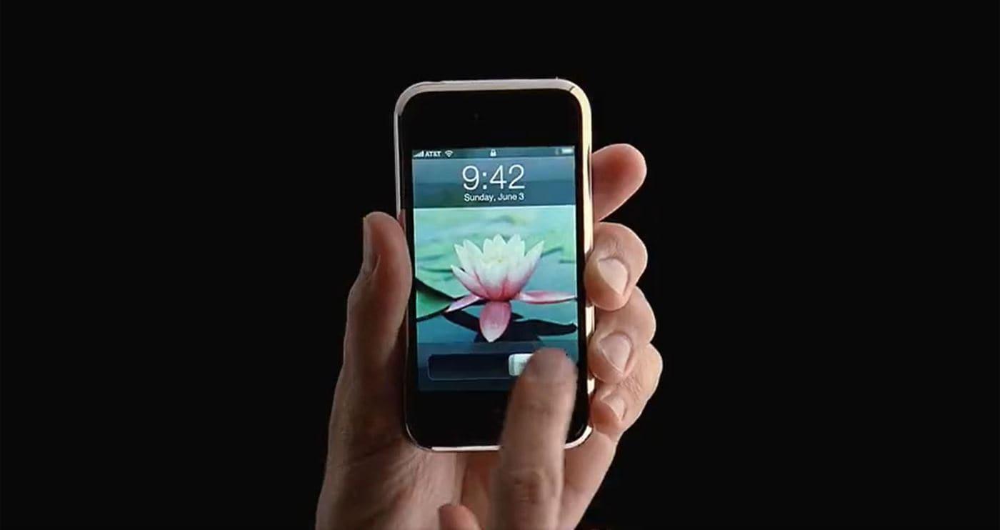 1세대 아이폰의 광고 영상 갈무리 (출처 : 트위터)