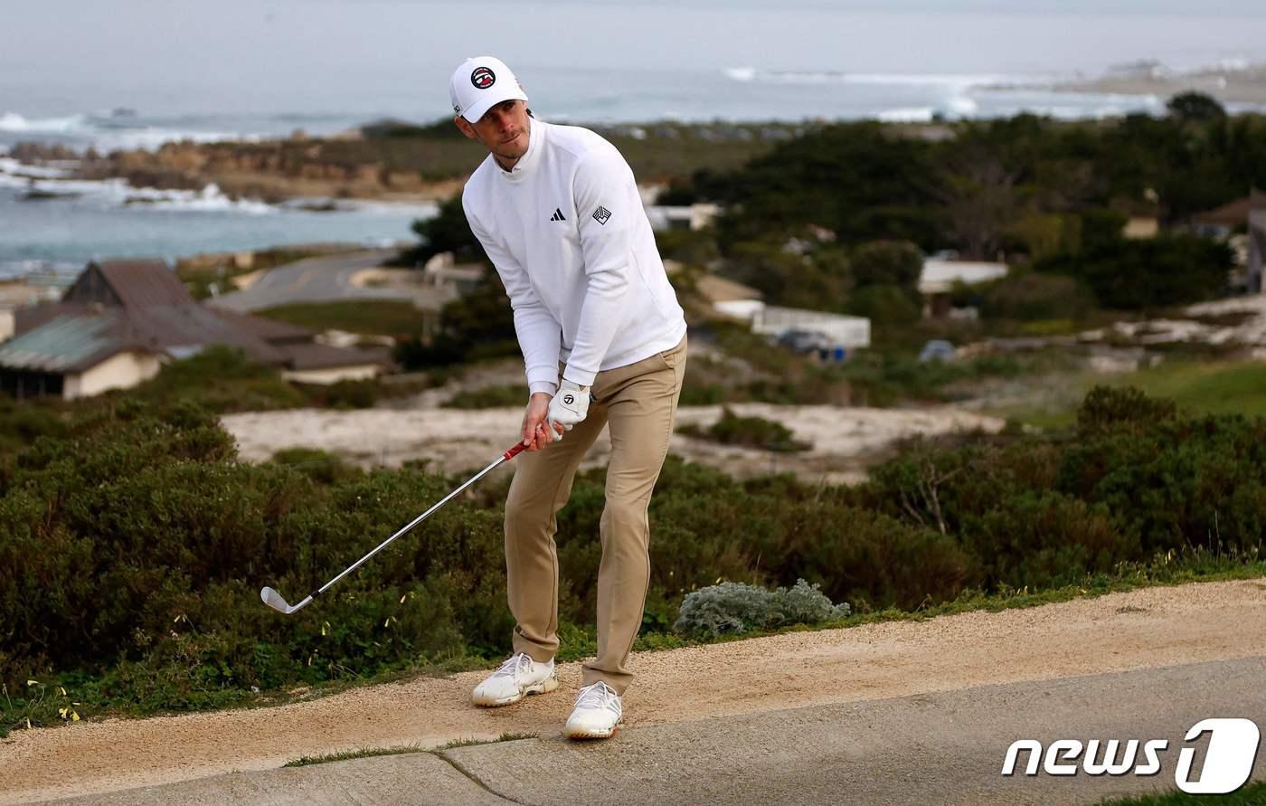 본문 이미지 - 가레스 베일(웨일스)이 3일(한국시간) 열린 PGA투어 페블비치 프로암 1라운드에서 카트 도로 위에 올라간 공을 치고 있다. ⓒ AFP=뉴스1