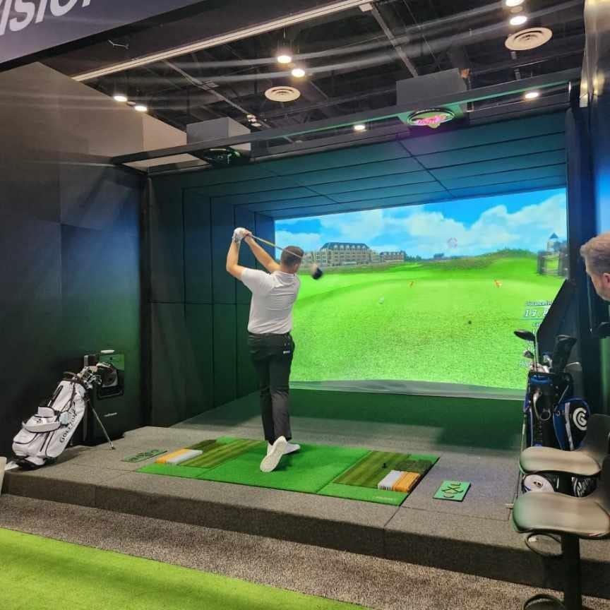 본문 이미지 - 2023 PGA쇼에 참가한 관람객이 골프존 제품을 체험하고 있다.(골프존 제공) 