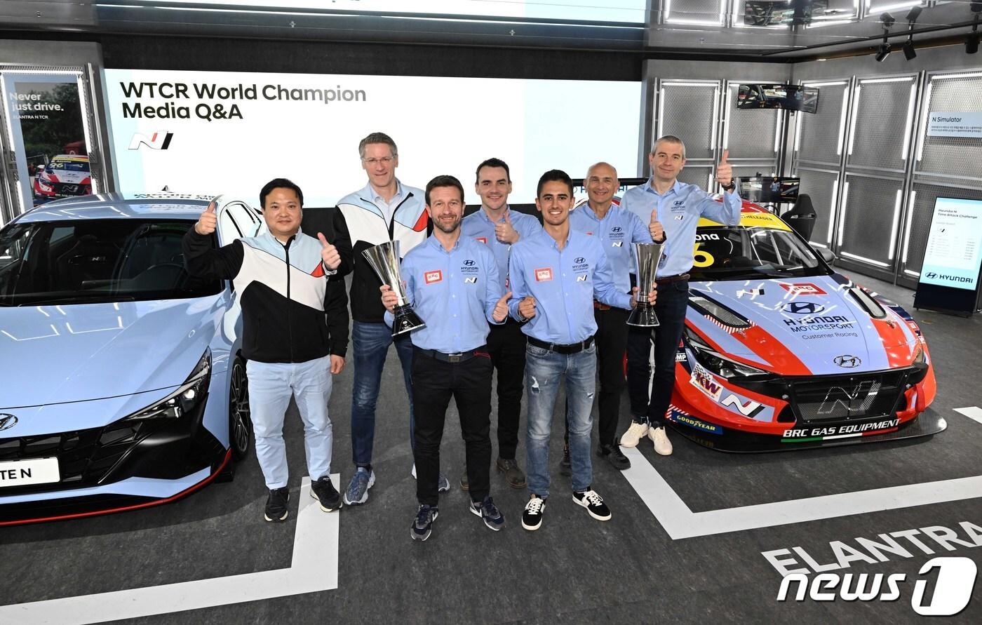 N브랜드매니지먼트실 박준우 상무(사진 왼쪽부터)와 N브랜드매니지먼트모터스포츠사업부장 틸 바텐베르크, BRC 팀 총괄 가브리엘 리조, 2019 챔피언 노버트 미첼리즈, 2022 시즌 드라이버 부문 우승 미켈 아즈코나, 2018년 초대 WTCR 챔피언 가브리엘 타퀴니, 현대 모터스포츠 법인(HMSG) 커스터머 레이싱 수석 엔지니어 안드레아 치조티가 1일 기자간담회를 마치고 기념사진을 촬영하고 있다.