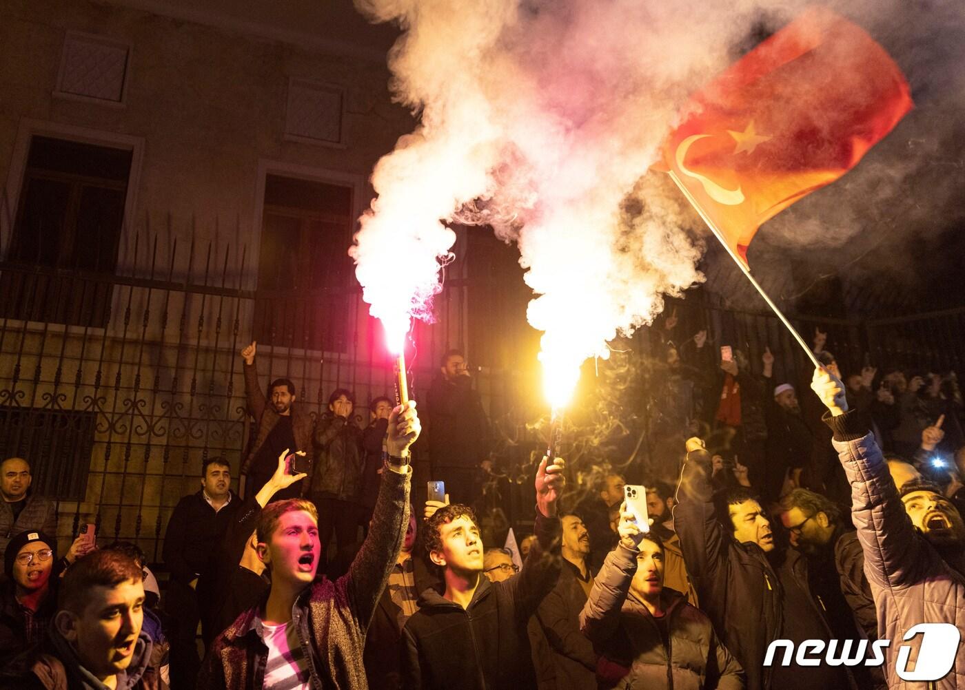 본문 이미지 - 튀르키예 이스탄불의 스웨덴 총영사관 앞에서 시위대가 시위하고 있다. ⓒ 로이터=뉴스1