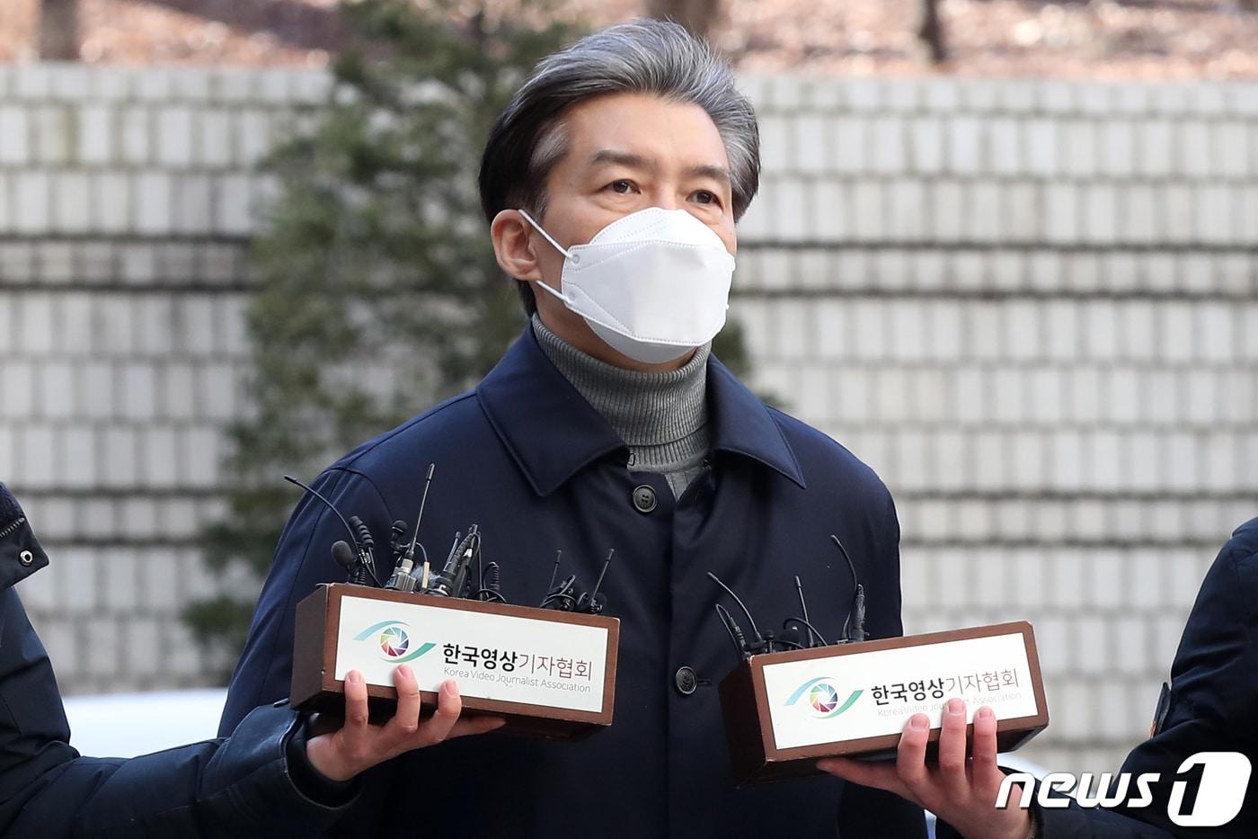 본문 이미지 - 자녀 입시비리와 유재수 전 부산시 경제부시장 감찰 무마 혐의로 재판에 넘겨진 조국 전 법무부 장관이 3일 오후 서울 서초구 서울지방법원에서 열린 1심 선고 공판에 출석하고 있다. 2023.2.3/뉴스1 ⓒ News1 민경석 기자