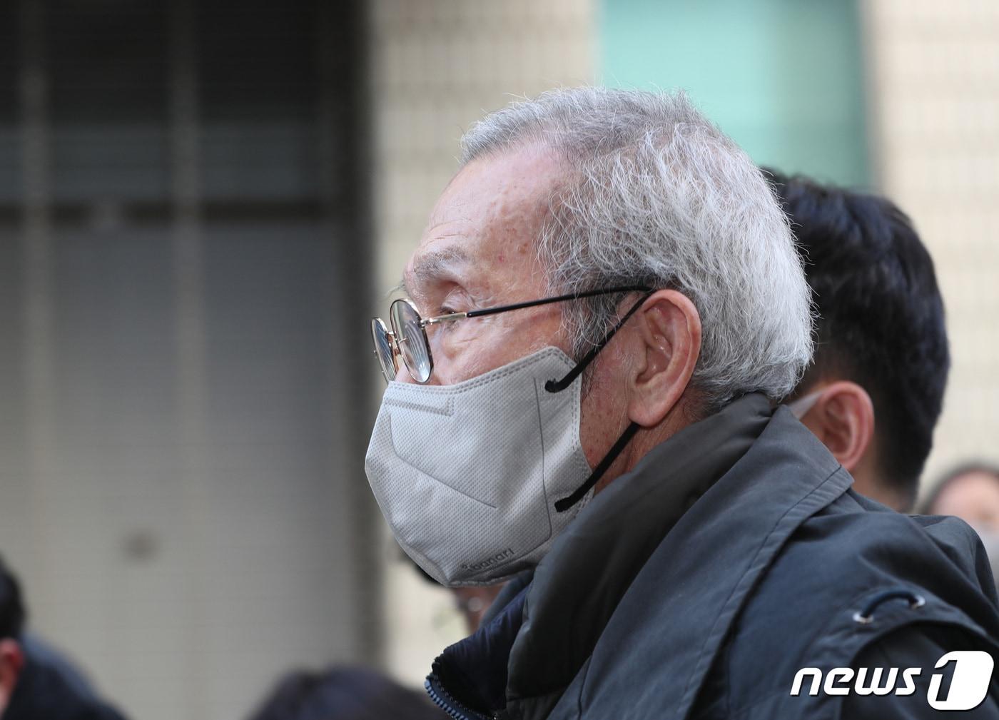 본문 이미지 - 강제추행 혐의로 기소된 배우 오영수가 3일 오후 경기 성남시 수정구 수원지방법원 성남지원에서 열린 첫번째 공판을 마치고 법원을 나서고 있다.  2023.2.3/뉴스1 ⓒ News1 김영운 기자